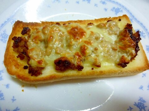 ☆簡単で美味しい♪　チーズそぼろトースト☆